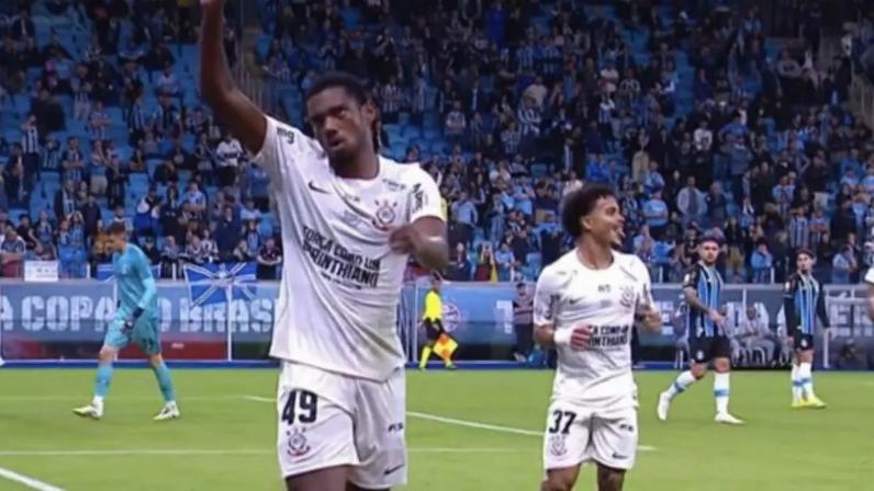 Volante de 19 anos foi o destaque da vitória do Grêmio sobre o Corinthians neste sábado (30)