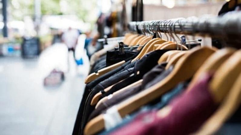 Roupas em arara