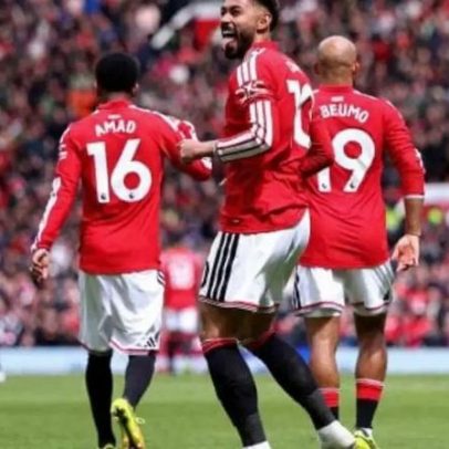 Manchester United vence Nottingham Forest em jogo com homenagens a Casemiro