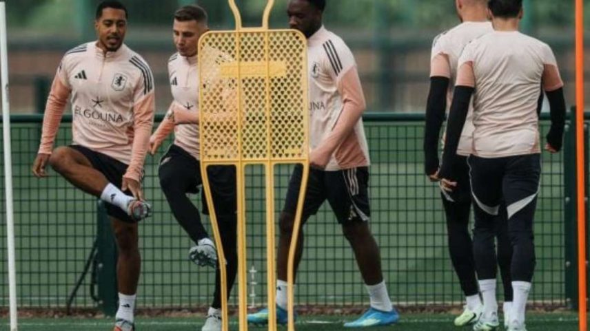 Jogadores do Aston Villa durante treinamento da equipe / Jogada10