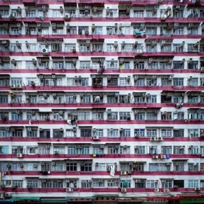 William Shum registra foto de celular ao esperar táxi vermelho de Hong Kong