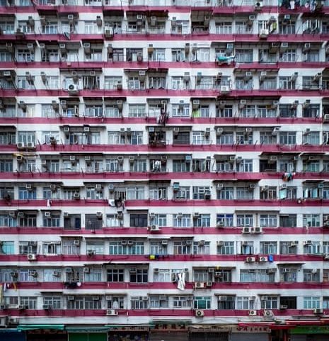 William Shum registra foto de celular ao esperar táxi vermelho de Hong Kong