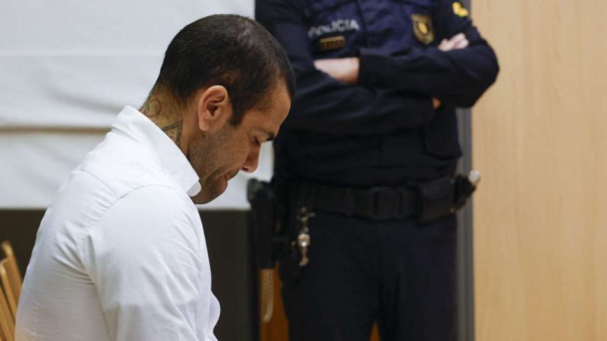 Daniel Alves vai continuar recebendo dinheiro do São Paulo mesmo condenado; veja valores (Photo by ALBERTO ESTEVEZ/POOL/AFP via Getty Images)