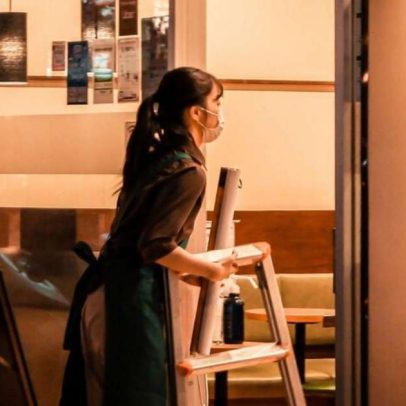 Japão avalia cafés noturnos para bebês que choram diante da crise de natalidade