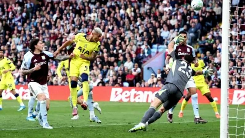 Richarlison vibra e desabafa. Afinal, seu gol ajuda a tirar o poderoso Tottenham da zona de rebaixamento.
