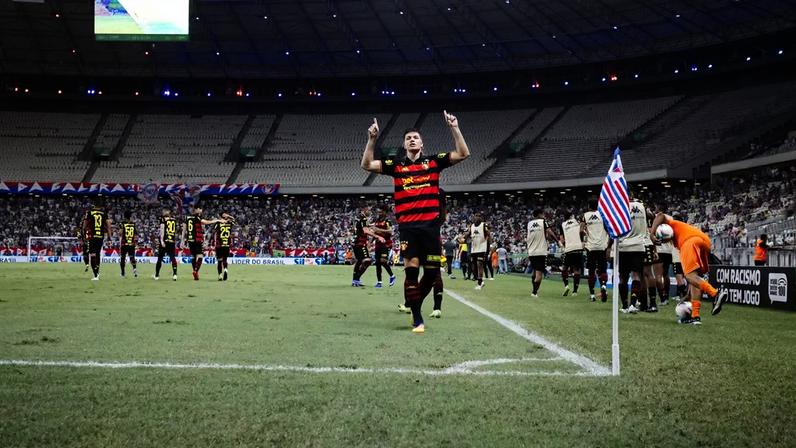 Perotti comemora gol na Arena Castelão