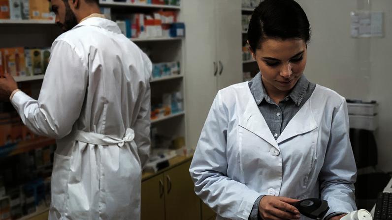 Farmacogenômica nas farmácias: exames de saliva ou swab bucal analisam genes ligados ao metabolismo de remédios como antidepressivos, anticoagulantes e analgésicos