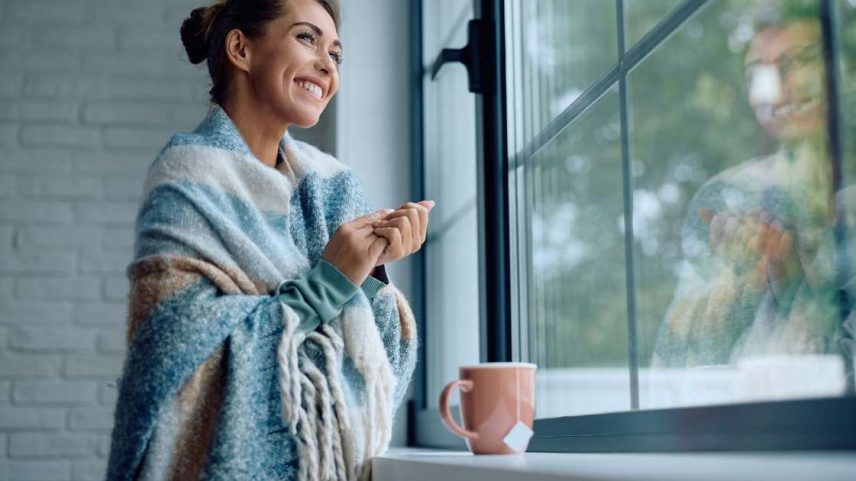 Tirou o cobertor guardado do armário com a chegada do frio? Veja por que o cheiro pode causar alergias e aprenda a higienizar a peça