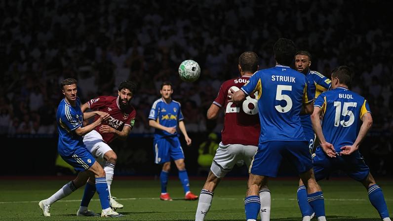 O goleiro Hermansen, do West Ham , evita o que seria o gol do Leeds, no duelo em que o West Ham, mesmo com a vitória, caiu para a Segundona inglesa.