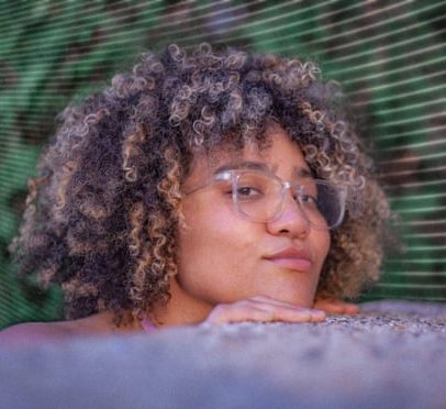 Poeta Sasha Debevec-McKenney vence prêmio Dylan Thomas pela estreia em poesia