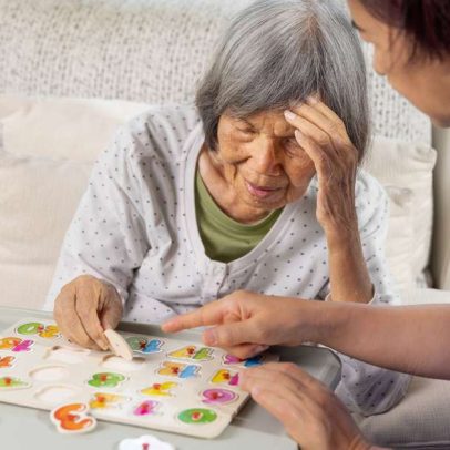 Primeiro medicamento para retardar Alzheimer chega ao Brasil, diz neurocientista