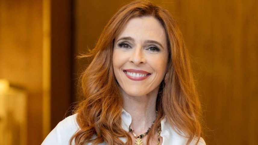 A jovialidade de Deborah Evelyn em 'Quem Ama Cuida': aos 60 anos, atriz segue dieta integral com pão e ovo e tem truque na academia para não perder massa.
