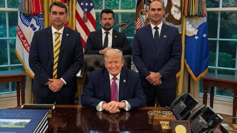 Na foto, Flavio Bolsonaro, Paulo Figueiredo e Eduardo Bolsonaro com o presidente americano Donald Trump