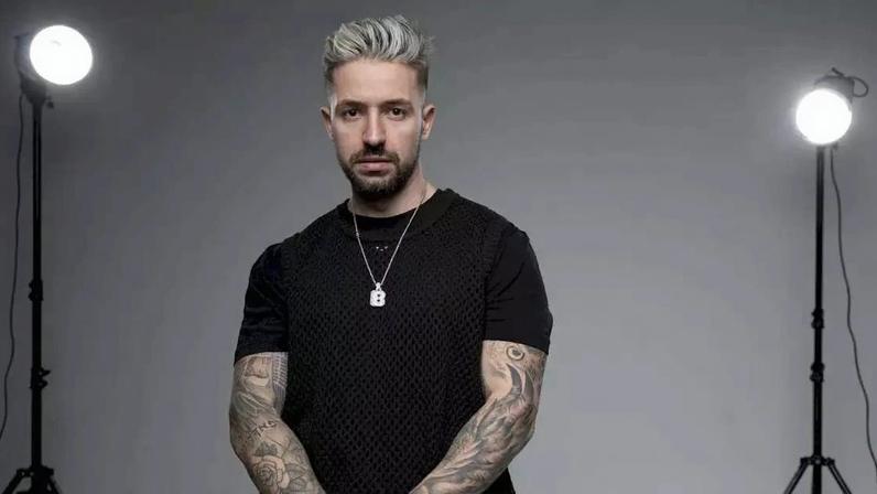 Bressan aposta na força da nostalgia popular em “Esquadrilha da Fumaça” e expande a Pagodeira BR pelas periferias de São Paulo