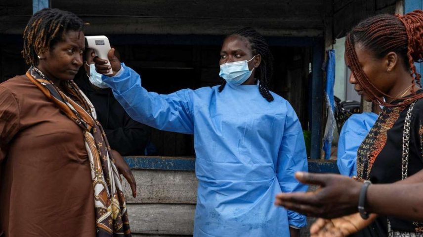 Profissionais de saúde têm monitorado a temperatura das pessoas enquanto tentam evitar que o surto se espalhe na República Democrática do Congo