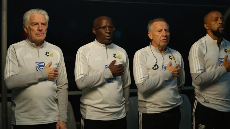 Hugo Bross (primeiro da esquerda para a direita) anunciou convocação da África do Sul para a Copa.