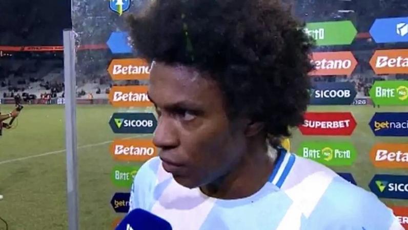 Willian fala com a imprensa ao fim da partida