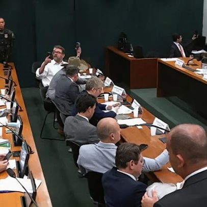 Conselho de Ética pune deputados por ocupar a mesa da Câmara