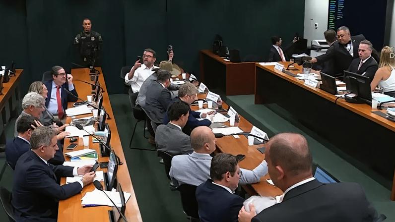 Comissão de Ética da Câmara aprova parecer para punir deputados da oposição