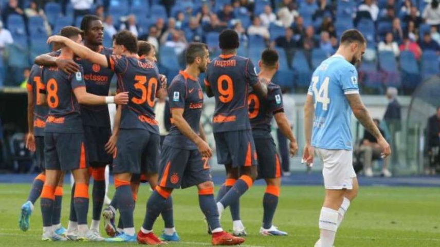 Diouf, da Internazionale, sofreu carrinho, mas escapa da marcação de Rovella, da Lazio.