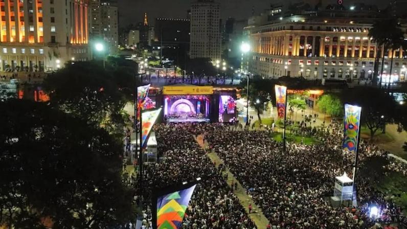 A plateia assiste o cantor Belo durante apresentação no palco Anhangabaú durante a Virada Cultural 2025