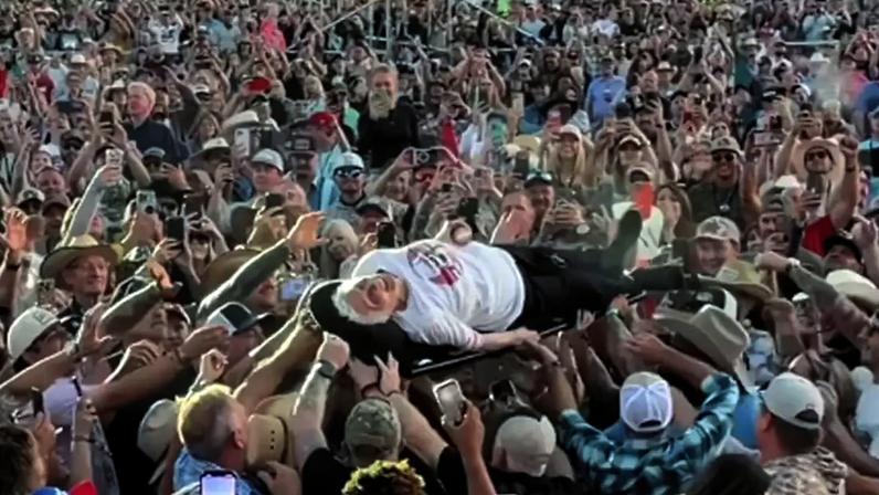 Pessoa mais velha a fazer crowd surfing entra para o Guinness Book