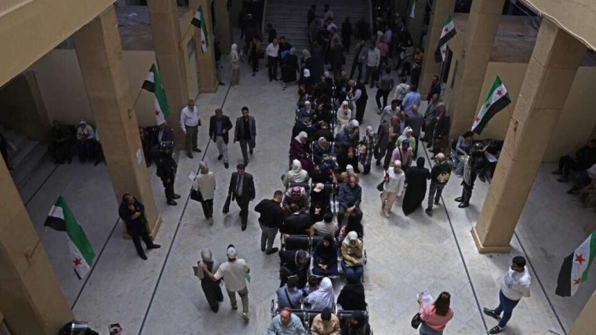 Imagem de arquivo do Palácio de Justiça de Damasco no dia da primeira audiência do processo dos membros do regime de Assad, em 26 de abril de 2026.