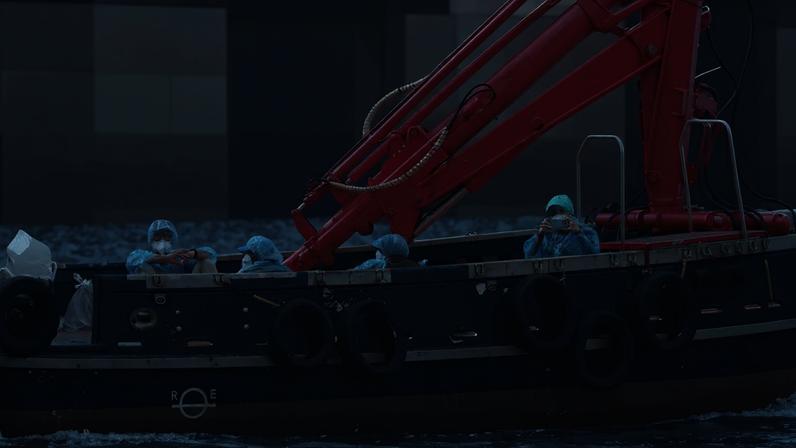 Passageiros do navio de cruzeiro MV Hondius são transferidos de barco para o porto após desembarcarem em Tenerife