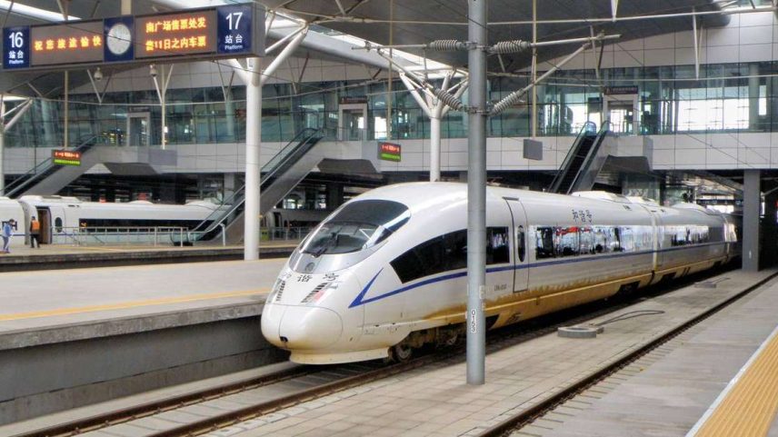 Em poucas décadas, a China passou de um cenário majoritariamente rural para uma rede densa de cidades conectadas por pontes gigantescas, ferrovias de alta velocidade, aeroportos intercontinentais, portos automatizados e complexos urbanos planejados – depositphotos.com / g.spencer