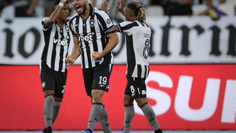 Arthur Cabral comemorando a virada do Botafogo