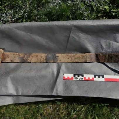 Menino de 6 anos encontra espada viking de 1.300 anos durante excursão escolar