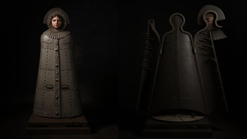 Duas gravuras em preto e branco de uma Dama de Ferro, instrumento de tortura medieval. À esquerda, a figura fechada, com rosto de mulher e gola plissada. À direita, a figura aberta, revelando espinhos pontiagudos em seu interior e uma base circular
