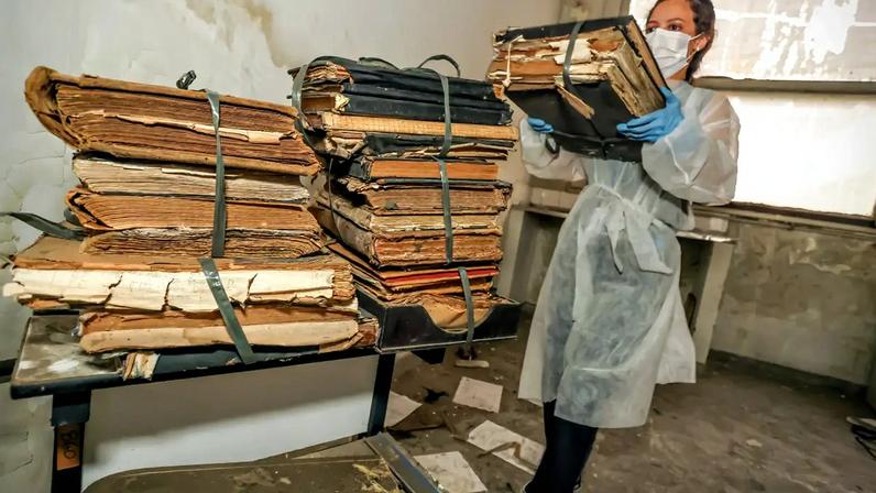 Técnica do Arquivo Público do Estado do Rio recolhe documentos históricos do antigo prédio do IML