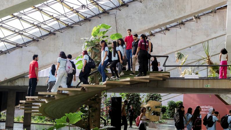 Brasília (DF), 21/05/26. Estudantes da rede pública visitam a Exposição Constelações Contemporâneas da Cena artística de Brasíia. Fotos: Wey Alves/Metropoles@weyalves