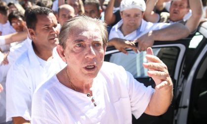 O líder religioso João de Deus sendo encaminhado para a prisão em Goiás (16.dez.2018)
