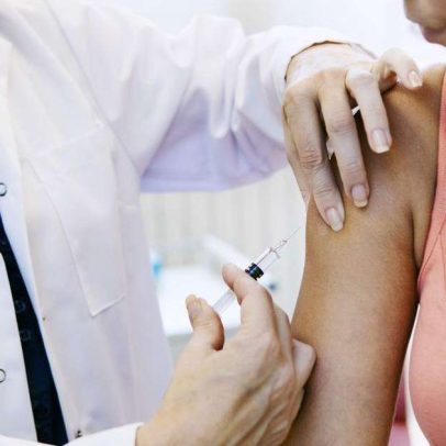 Vacina contra a gripe não causa gripe, esclarece especialista