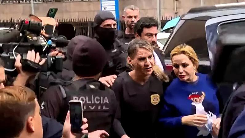 Influenciadora Deolane Bezerra chega à sede da Policia Civil em São Paulo, após ser presa por suspeita de lavagem de dinheiro do PCC
