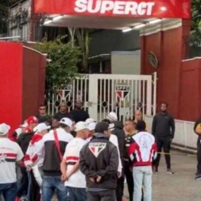 Torcida do São Paulo protesta no CT após eliminação na Copa do Brasil