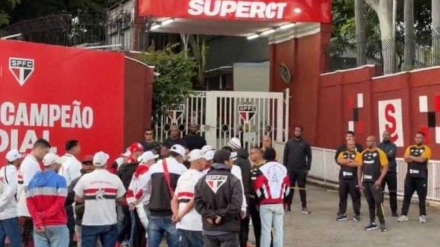 Torcida do São Paulo protesta no CT da Barra Funda após eliminação na Copa do Brasil –