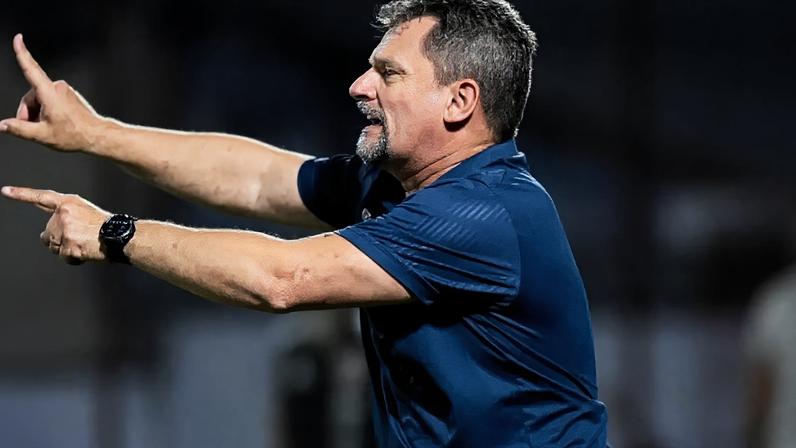 Chapecoense anuncia demissão do técnico Fábio Matias