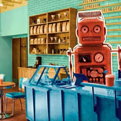IA monta cafeteria: obtém licenças e contrata, mas falha em gerenciar estoque