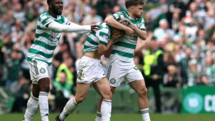 Shankland, do Hearts, tenta superar a marcação de Alistair Johnston, do Celtic – Ian MacNicol/Getty Images