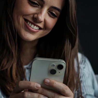 Plataforma lança IA para ensino bíblico infantil via WhatsApp