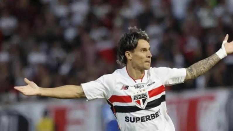 Ferreira comemora seu gol mas não foi suficiente para a vitória –
