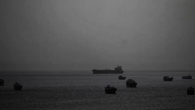 Navios e embarcações no Estreito de Ormuz, em Musandam, Omã, em 1º de maio de 2026.