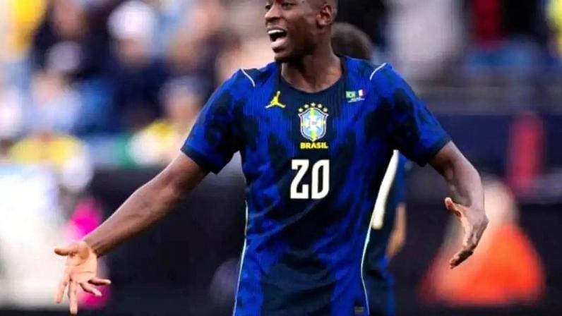 Luiz Henrique em ação com a camisa da Seleção Brasileira –