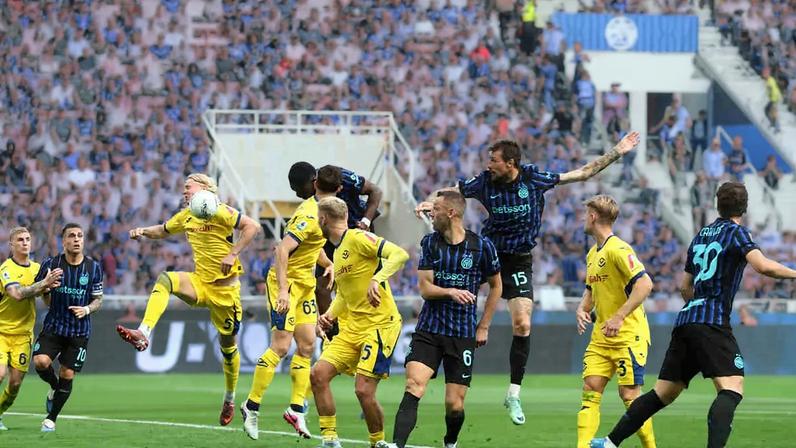 Bonny (encoberto) cabeceia para marcar o gol da Inter. O árbitro, porém, deu gol contra de Edmundsson (5) –