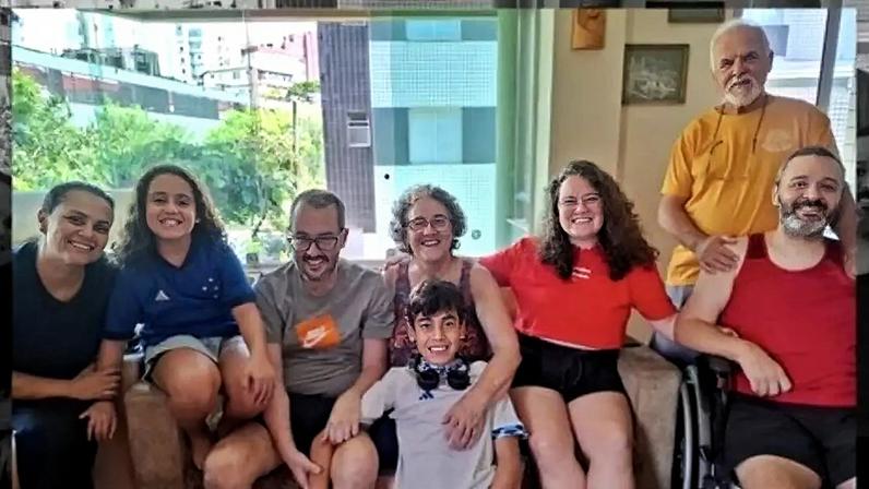 Doença rara e esperança: a batalha de Nathalia e seus irmãos por dignidade e mobilidade