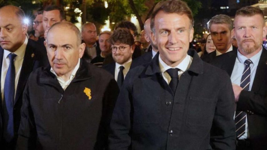 Primeiro-ministro da Armênia, Nikol Pachinian, e o presidente da França, Emmanuel Macron (da esquerda para a direita, em primeiro plano), em Yerevan, em 3 de maio de 2026, na véspera da cúpula da Comunidade Política Europeia.