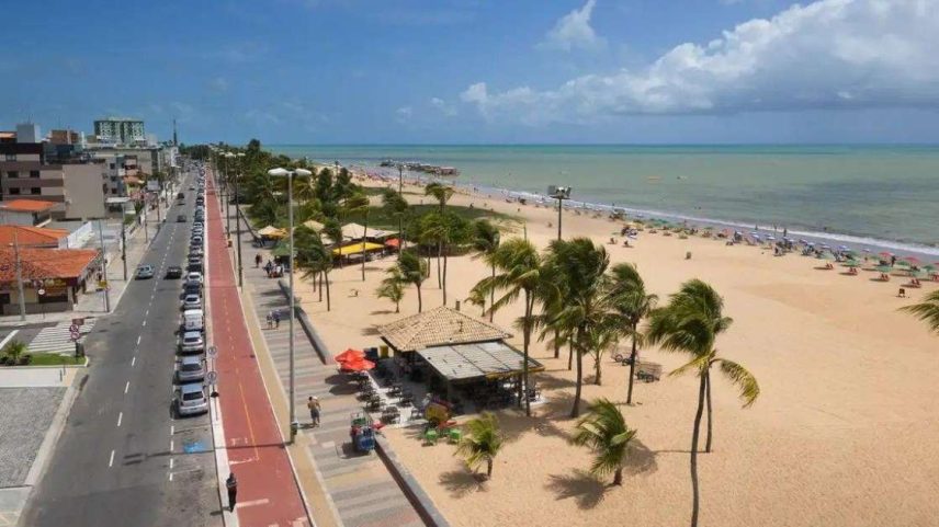 Imagem da orla de João Pessoa mostrando o mar e prédios do outro lado